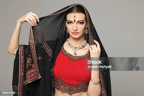 Mulher Vestindo Tradicional Fantasia De Índio - Fotografias de stock e mais imagens de Adulto - Adulto, Beleza, Cabelo castanho