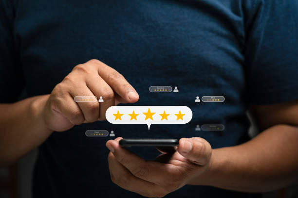 Customer review satisfaction feedback survey concept. Business people rate service experience and product quality or staff friendliness and overall value for the price. information, amend, improve concepto de encuesta de comentarios de satisfacción de la opinión del cliente. la gente de negocios califica la experiencia de servicio y la calidad del producto o la amabilidad del personal y el valor general por el precio. informar, modificar, mejorar