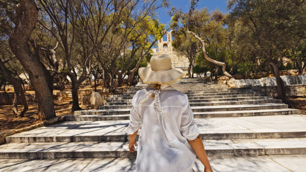 헤로데스 아티쿠스 극장으로 이어지는 계단을 걷는 관광객 - herodes atticus 뉴스 사진 이미지