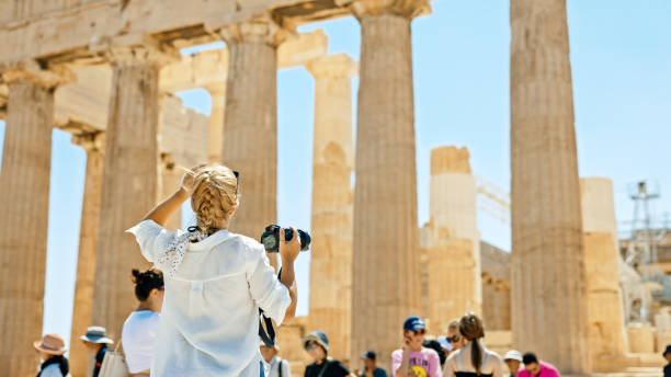 tourist fotografiert parthenon-tempel mit kamera während des urlaubs - greece athens greece parthenon acropolis stock-fotos und bilder