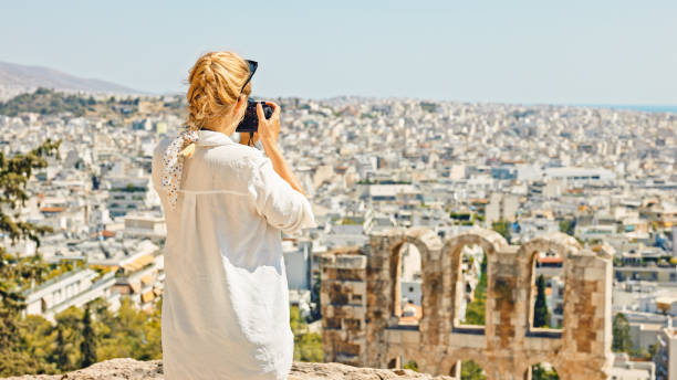 turista feminina fotografando teatro de herodes atticus e paisagem urbana - herodes atticus - fotografias e filmes do acervo