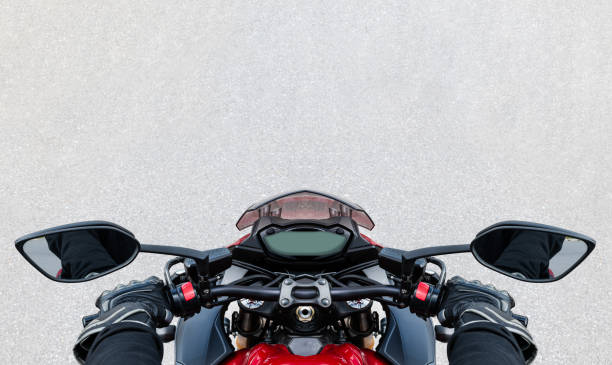 вид свер�ху на руль мотоцикла - motorcycle handlebar road riding стоковые фото и изображения