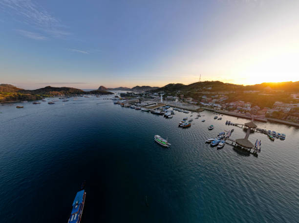 hafen von labuan bajo - labuanbajo stock-fotos und bilder