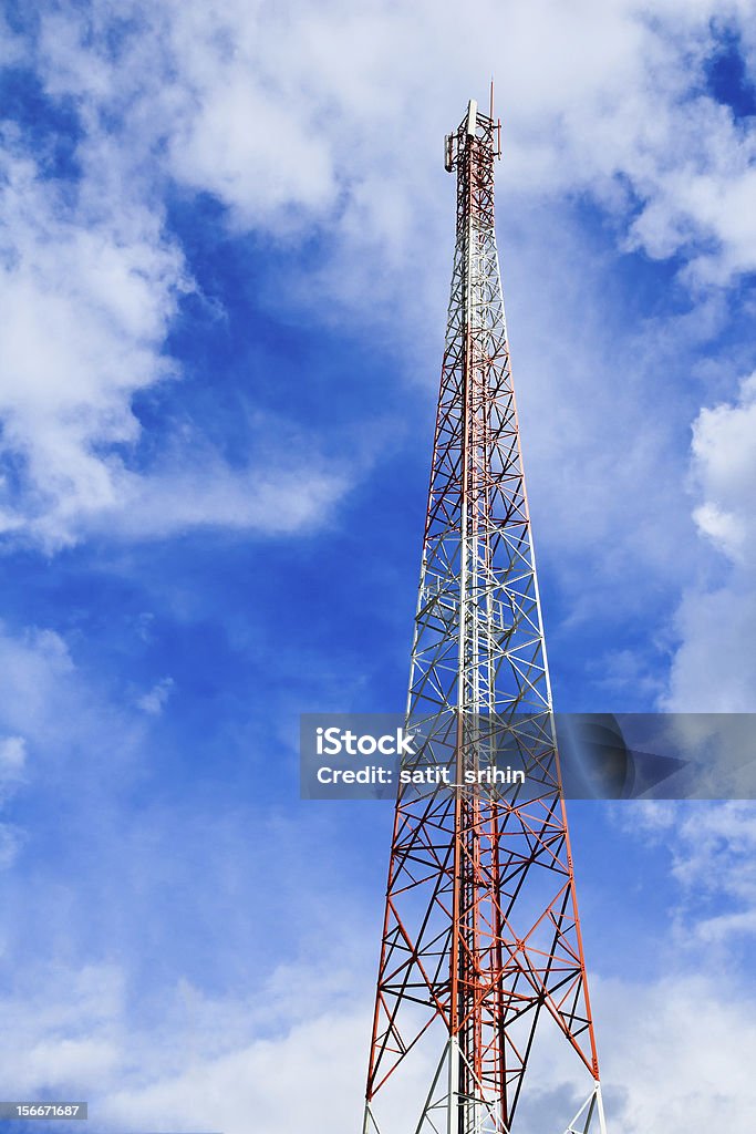 Мачта связи с микроволновая связь и телевизор для передатчика - Стоковые фото Башня роялти-фри