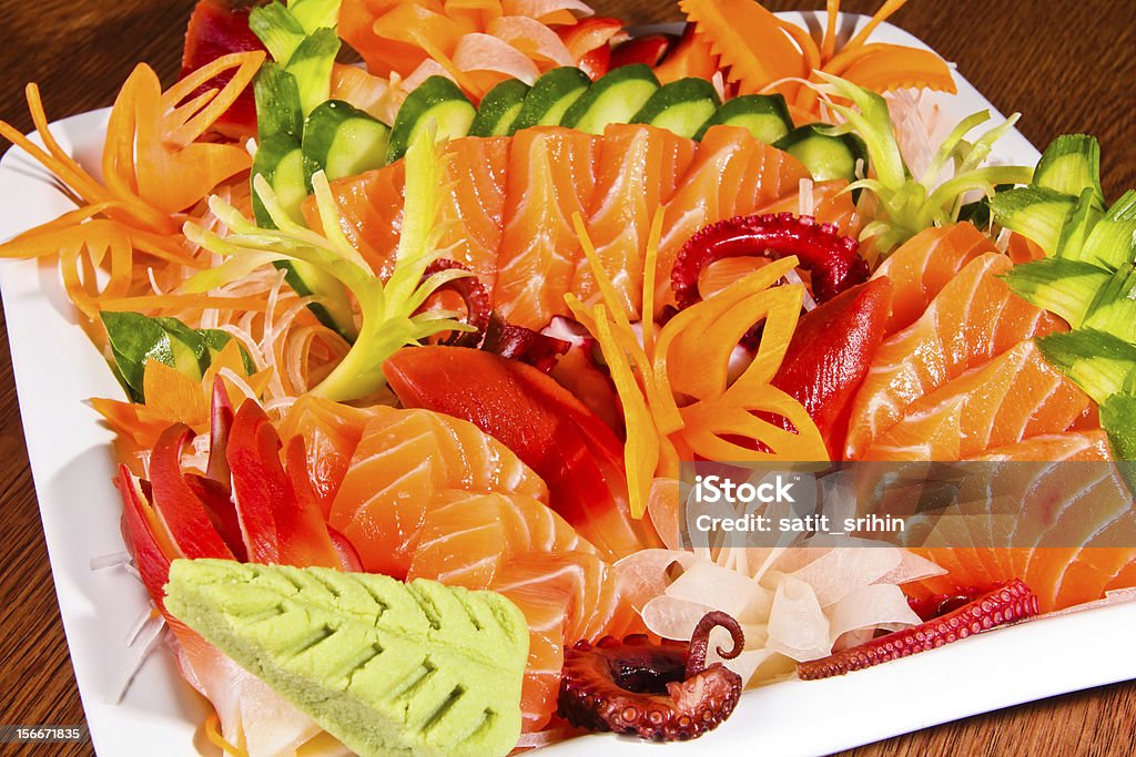 Mieszane sashimi w białe płytki na drewniany stół - Zbiór zdjęć royalty-free (Ambrozja)