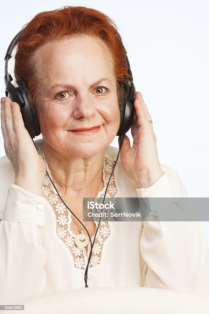Старая леди, послушать музыку - Стоковые фото 60-64 года роялти-фри