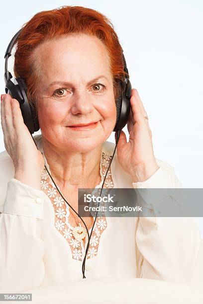 Старая Леди Послушать Музыку — стоковые фотографии и другие картинки 60-64 года - 60-64 года, 60-69 лет, Активный пенсионер