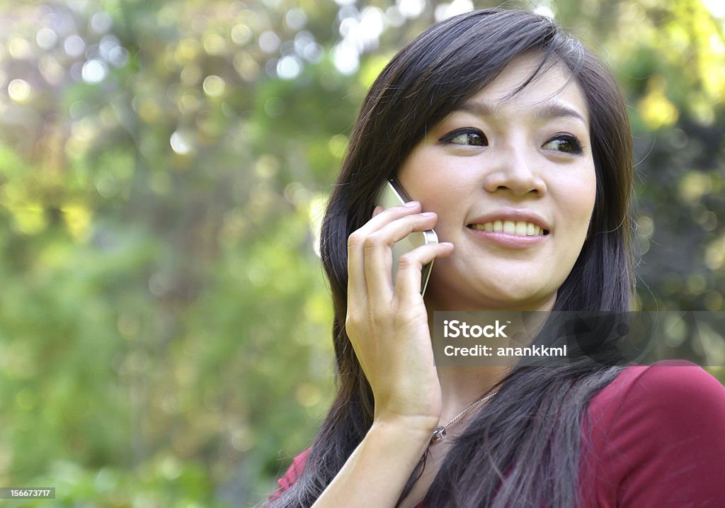 Hübsche Frau, die einen Anruf - Lizenzfrei Am Telefon Stock-Foto