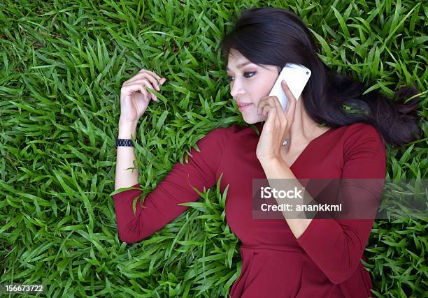 Hermosa Mujer En El Jardín Foto de stock y más banco de imágenes de Acostado - Acostado, Adulto, Aire libre