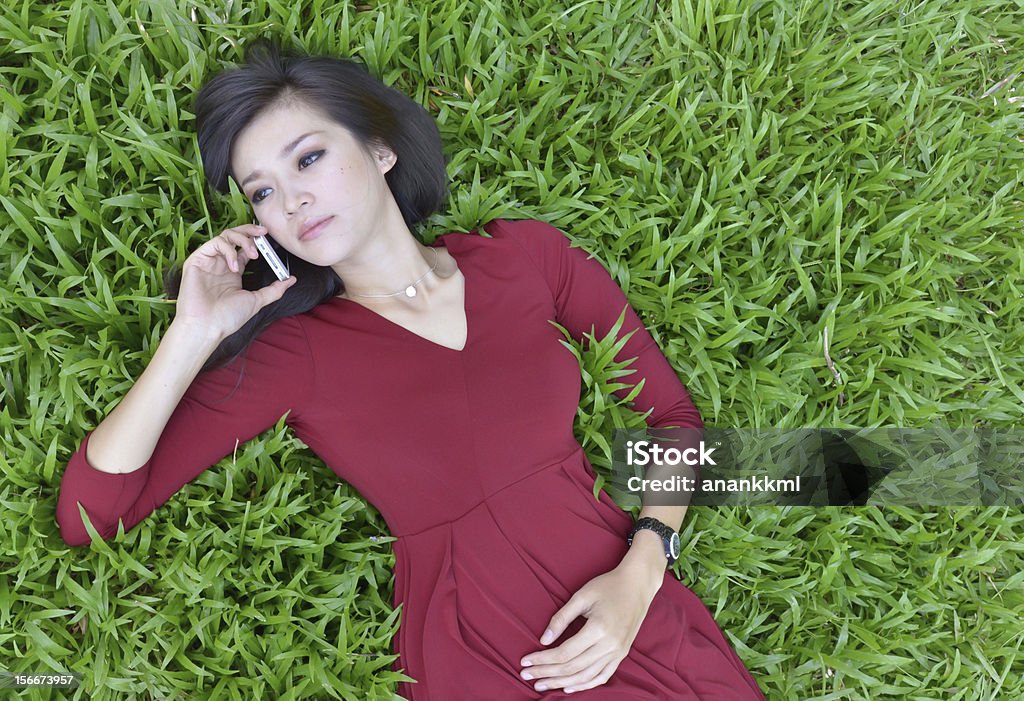 Bella donna in giardino - Foto stock royalty-free di Adulto