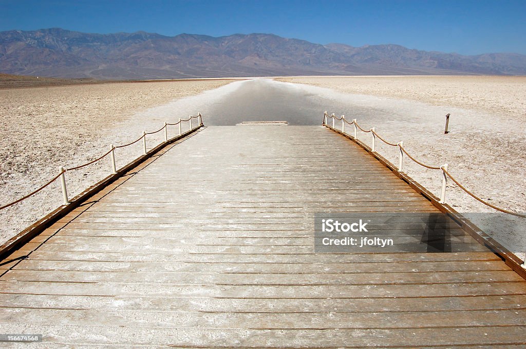 Passerella sul Badwater Basin - Foto stock royalty-free di Ambientazione esterna