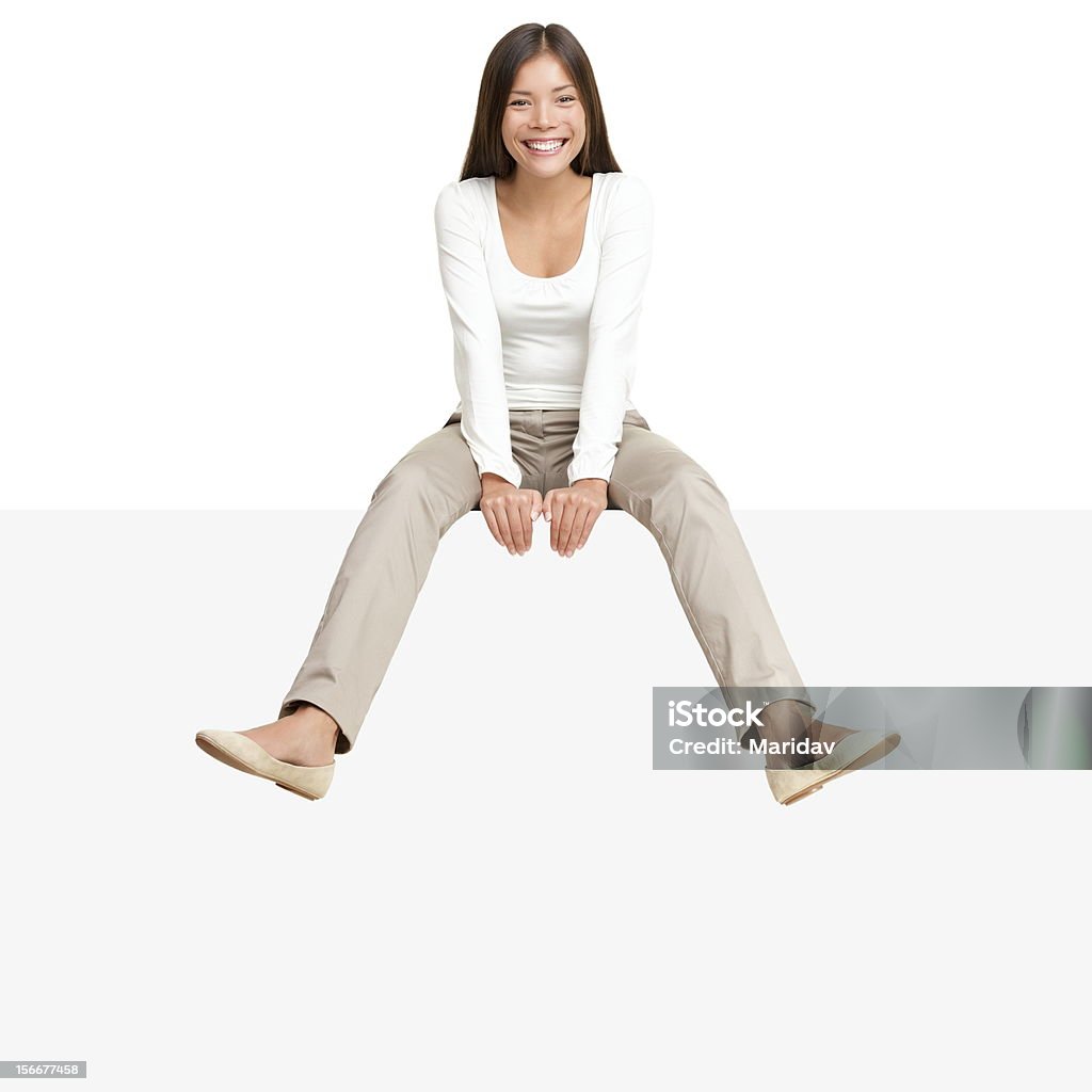 Femme assise sur le panneau d'affichage de pointe - Photo de Assis libre de droits