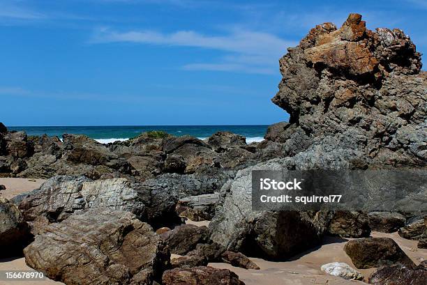 Playa De Rocas Contra El Cielo Azul Foto de stock y más banco de imágenes de Agua - Agua, Aire libre, Arena