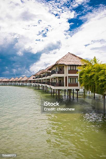 Chalet In Alto Mare - Fotografie stock e altre immagini di Acqua - Acqua, Chalet, Clima tropicale