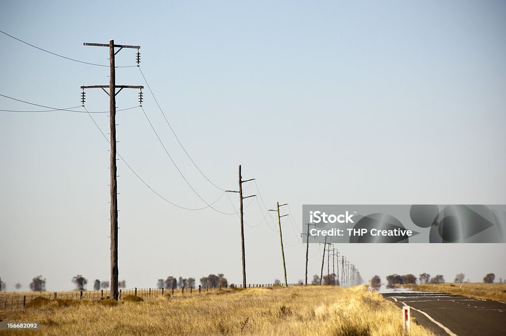 Perspektive view electric Totempfähle und gerade country road ab. - Lizenzfrei Australien Stock-Foto