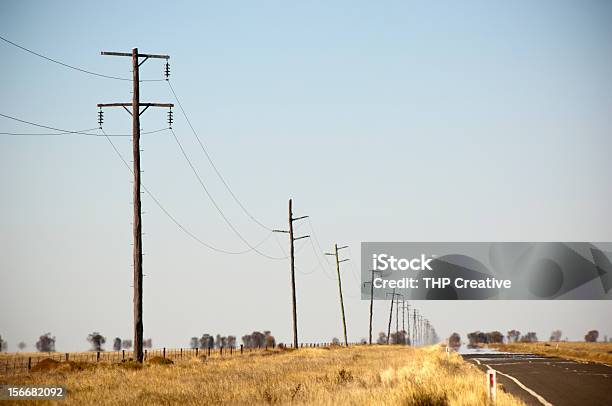 Perspektive View Electric Totempfähle Und Gerade Country Road Ab Stockfoto und mehr Bilder von Australien