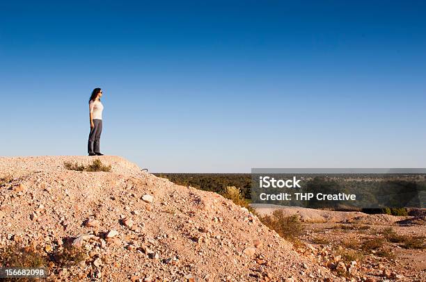 Kobieta W Krajobraz - zdjęcia stockowe i więcej obrazów Australia - Australia, Górnictwo, Krajobraz wiejski