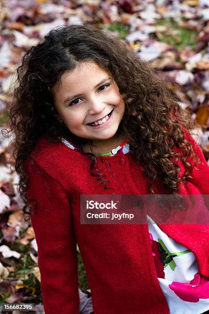 Молодая Девушка В Парке На Осенний День — стоковые фотографии и другие картинки Вертикальный - Вертикальный, Весёлый, Волнистые волосы