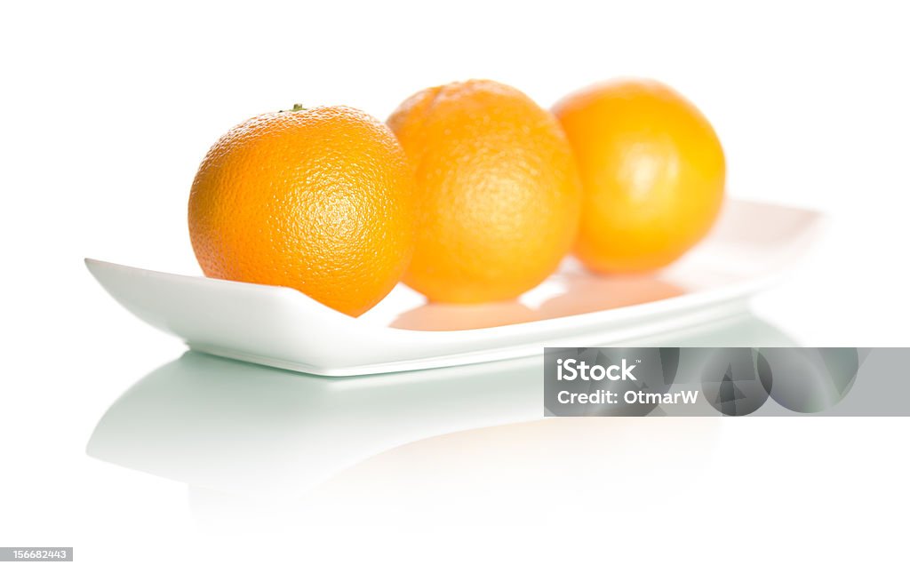 Elegante placa con naranjas aisladas sobre fondo blanco. - Foto de stock de Alimento libre de derechos
