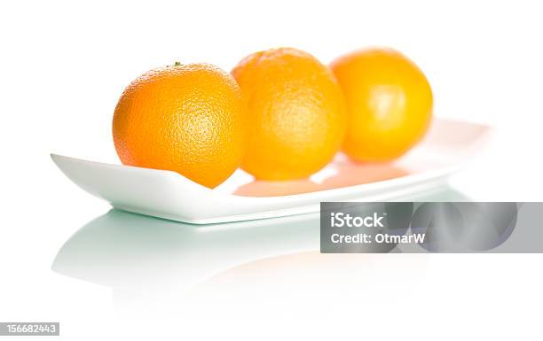 Elegante Placa Con Naranjas Aisladas Sobre Fondo Blanco Foto de stock y más banco de imágenes de Alimento