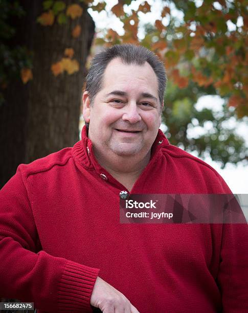 Schöner Reifer Mann Posiert In Einem Außenbereich Stockfoto und mehr Bilder von Dick - Dick, Erwachsener über 40, Herbst