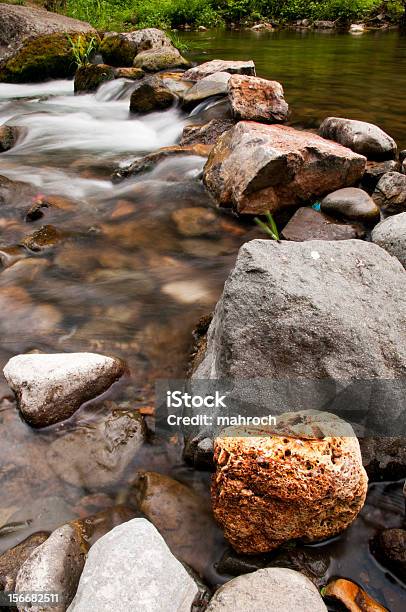 Photo libre de droit de Pont Naturel Du Rocks De La Rivière De Montagne banque d'images et plus d'images libres de droit de Caillou - Caillou, Chaîne des Cascades, Eau