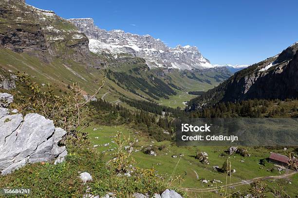 Foto de Exibir Em Um Vale Nos Alpes Suíços e mais fotos de stock de Alpes europeus - Alpes europeus, Alpes suíços, Aventura