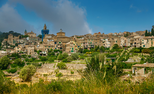 Views of Albarracin at sunset with its walls and its cathedral in the foreground.