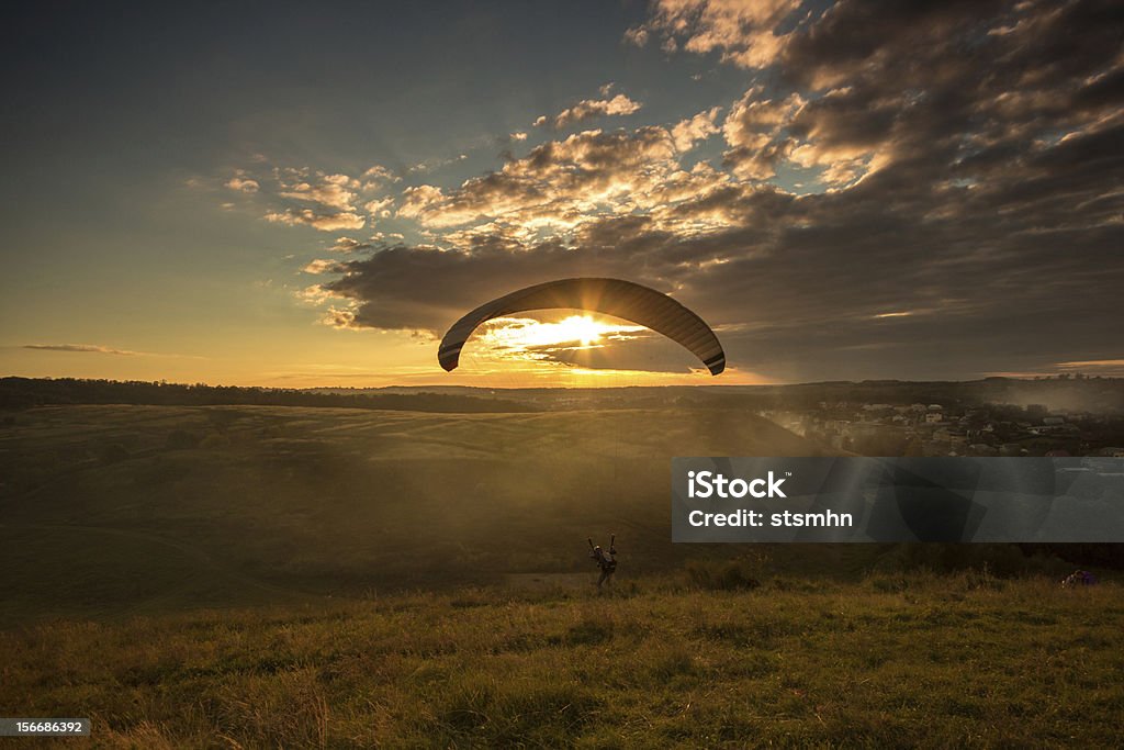 Paracaídas jumper de la puesta de sol - Foto de stock de Aterrizar libre de derechos