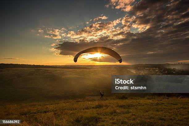 Paracaídas Jumper De La Puesta De Sol Foto de stock y más banco de imágenes de Aterrizar - Aterrizar, Paracaidismo, Paracaídas