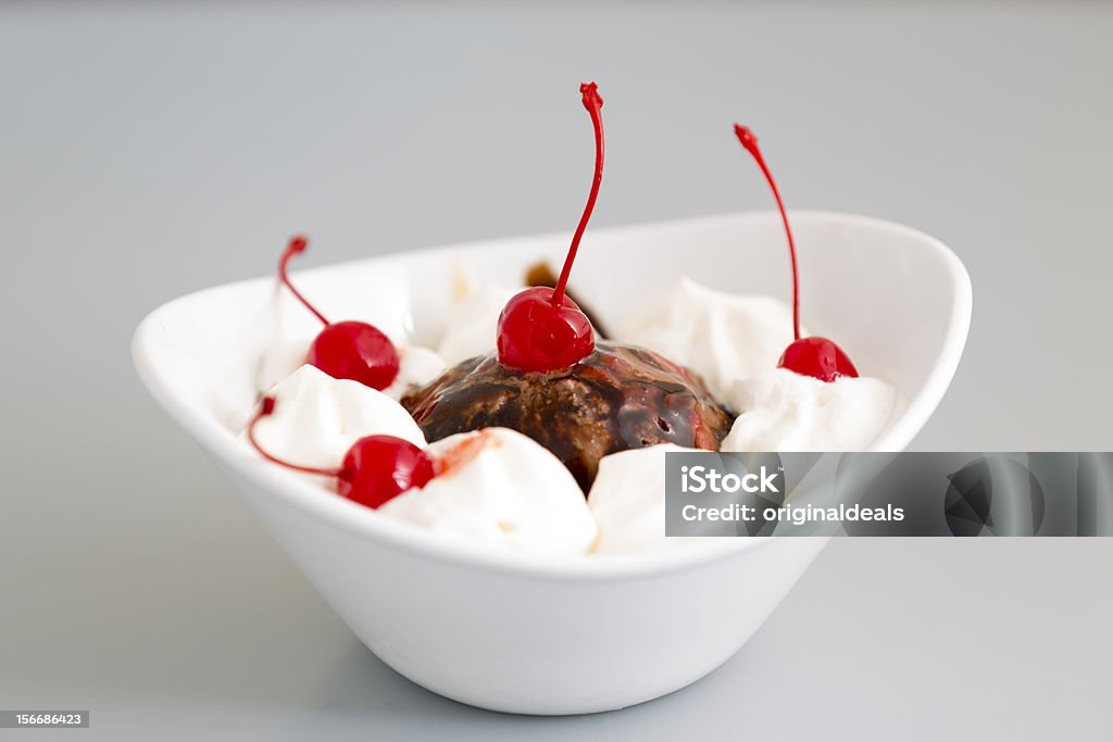 Шоколадное Мороженое с сиропом с вишенками - Стоковые фото Белый роялти-фри