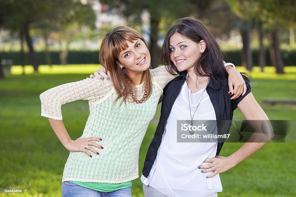 Felice femmina amici al Park - Foto stock royalty-free di Adulto