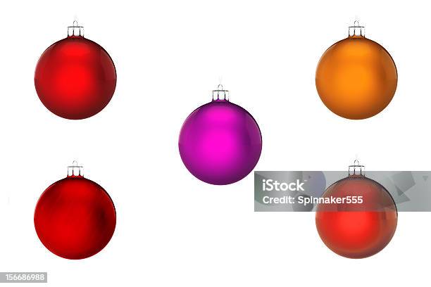 Perfecto Bolas De Navidad Sobre Fondo Blanco Foto de stock y más banco de imágenes de Adorno de navidad - Adorno de navidad, Alegría, Brillante