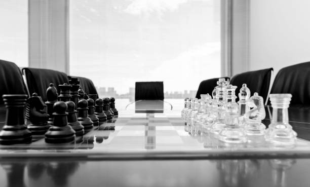 チェスの駒とボードオンオフィステーブル - chess board room business strategy ストックフォトと画像