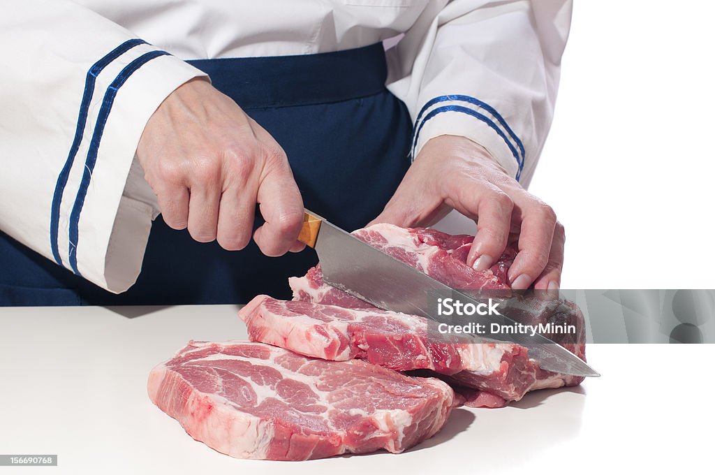 Женщина шеф-повар создает мясо - Стоковые фото Белый фон роялти-фри