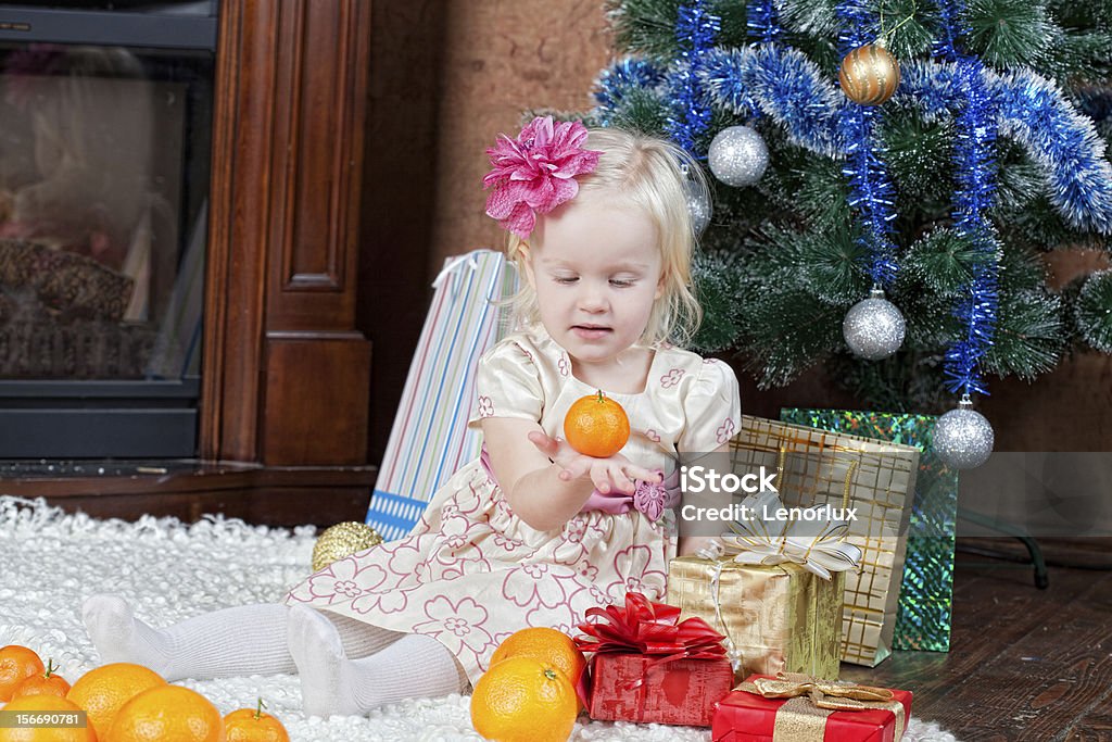 Niña en un árbol de abeto de Navidad - Foto de stock de Acontecimiento libre de derechos