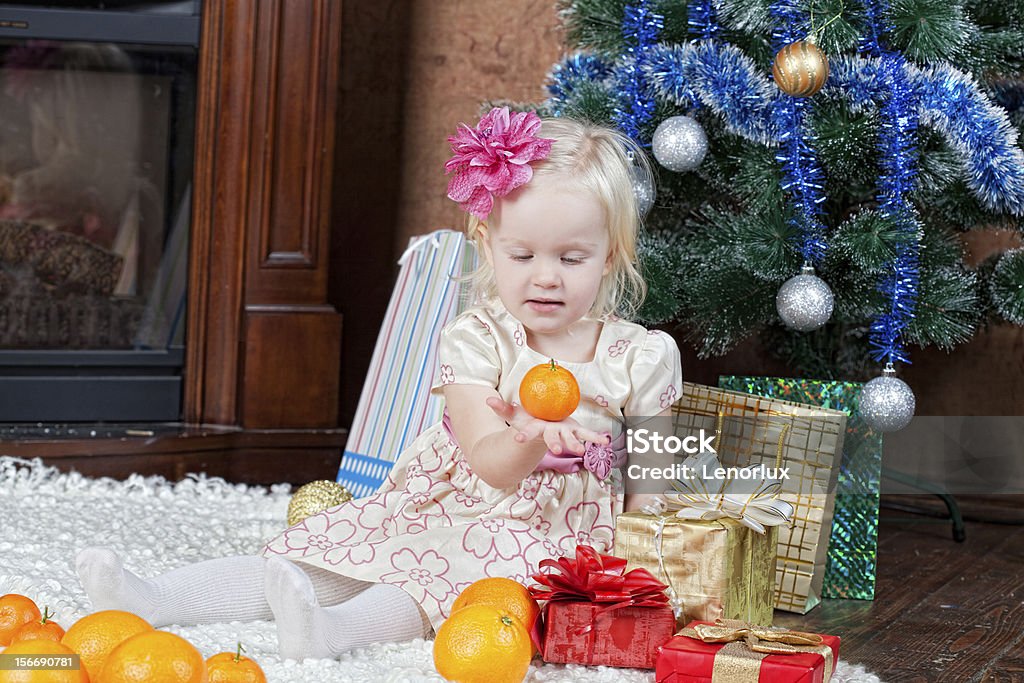 小さな女の子は、クリスマスのモミの木 - お��祝いのロイヤリティフリーストックフォト