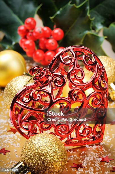 Foto de Coração Em Forma De Decoração De Natal e mais fotos de stock de Azevinho - Azevinho, Bola de Árvore de Natal, Brilhante - Luminosidade