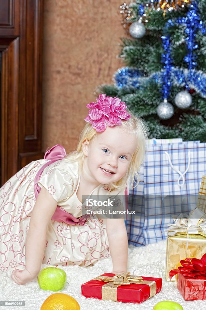 Menina em um Abeto de árvore de Natal - Foto de stock de Beleza royalty-free