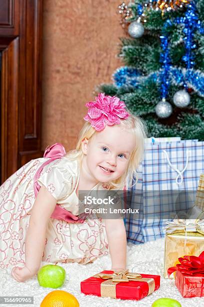 Foto de Menina Em Um Abeto De Árvore De Natal e mais fotos de stock de Beleza - Beleza, Cabelo Louro, Caixa - Recipiente