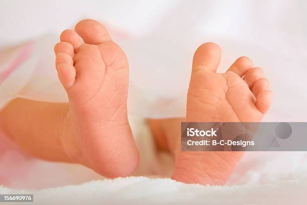 Piccolo Neonato Piedi - Fotografie stock e altre immagini di 0-1 Mese - 0-1 Mese, Ambientazione tranquilla, Amicizia