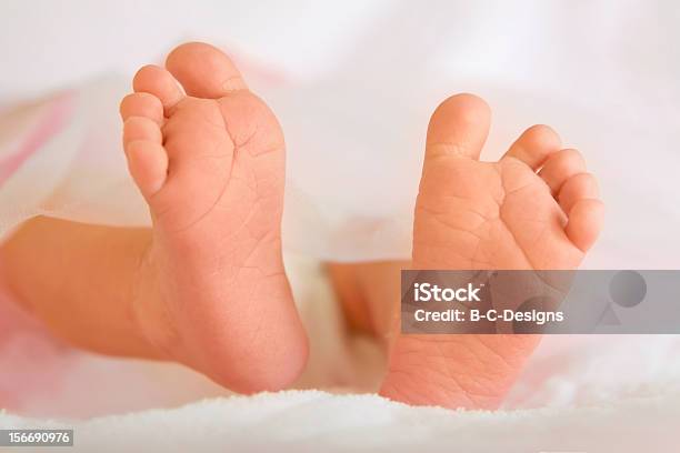 Pequeno Bebê Recémnascido Pés - Fotografias de stock e mais imagens de 0-1 Mês - 0-1 Mês, Amizade, Amor