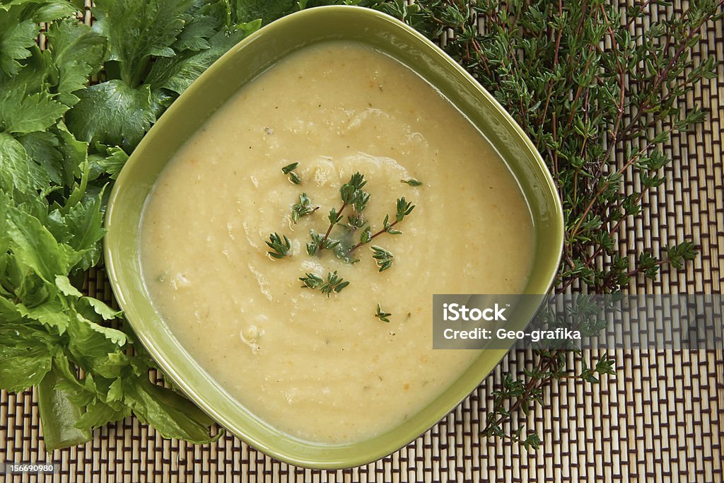 Deliziosa crema di sedano rapa Zuppa in un cestino verde - Foto stock royalty-free di Sedano rapa