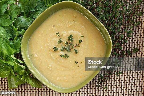 Deliziosa Crema Di Sedano Rapa Zuppa In Un Cestino Verde - Fotografie stock e altre immagini di Sedano rapa