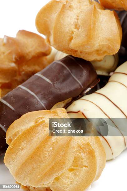 Arranjo De Eclair E Profiterole - Fotografias de stock e mais imagens de Amontoar - Amontoar, Assado no Forno, Bege