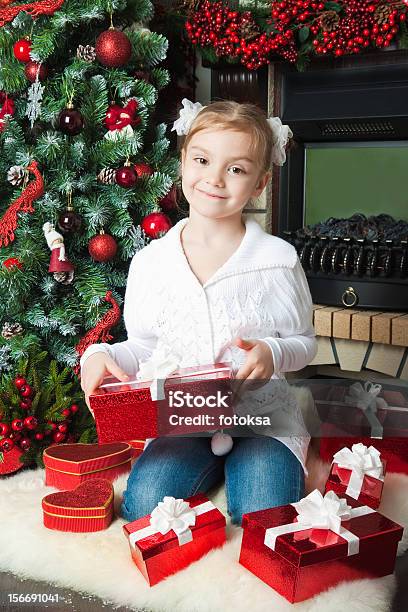 Kleines Mädchen In Der Nähe Von Weihnachtsbaum Und Geschenke Stockfoto und mehr Bilder von 6-7 Jahre