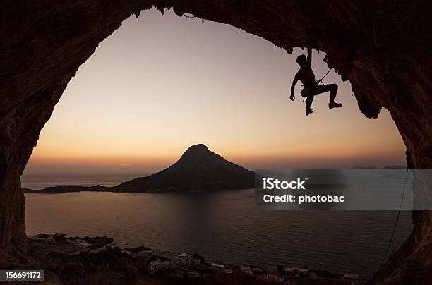 Rock Climber At Sunset Foto de stock y más banco de imágenes de Acantilado - Acantilado, Actividad, Adulto