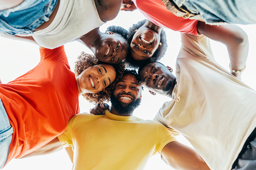 Millennials africanos tomándose selfies en círculo juntos photo