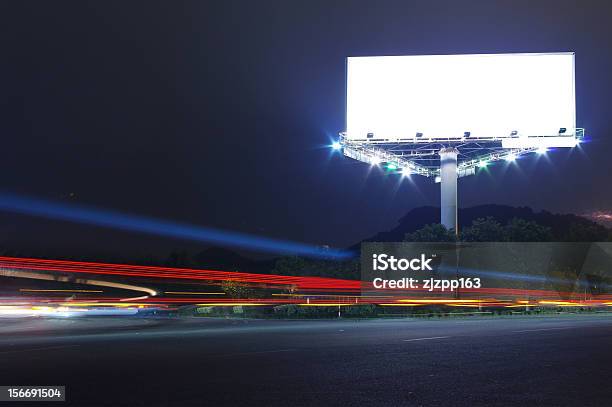 Autos Und Billboards Stockfoto und mehr Bilder von Leuchtreklame - Leuchtreklame, Plakatwand, Nacht