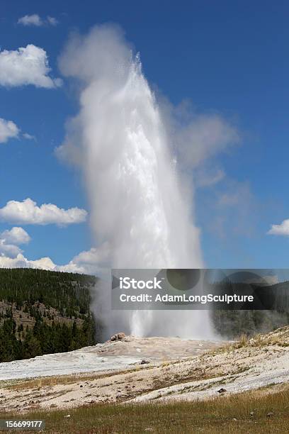 Photo libre de droit de Vieux Geyser Fidèle Au Parc National De Yellowstone banque d'images et plus d'images libres de droit de Parc National de Yellowstone